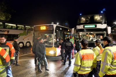 Fluechtlinge muessen Nacht auf Raststaettenparkplatz verbringen - Busfahrer duerfen nicht weiter fahren